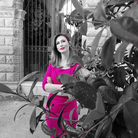 🌸📷
.
.
.
#red #reddress #redlipstick #redlips #prom #promdress #wedding #weddingday #princess #princessdress #bow #bowdress #vintage #vintageclothing #vintagestyle #vintagecar #redroses #beautifulplace #photography #photooftheday #italianplaces #blond #blondehair #style #fashion #elegance #elegantdress #mairmaiddress #luxury