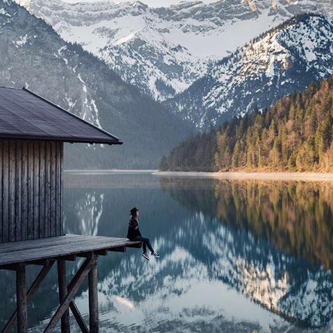 Relax, take a breath and enjoy the view 😌
Austria is one of the most scenic places in Europe, rich with mountains, snow, lakes and culture, It should be on anyone’s list to visit. 
Photo credit 📸: @robinxbenjamin 
Follow @capturethejourneys for more amazing photos from around the world 🌎