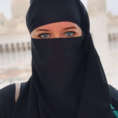 Наверное, удивились, увидев это фото в моей ленте!
Это моя дочь. Старшая. Отдыхала в Дубаи и там при посещении мечети всю группу одели в хиджабы.
Не ожидала, что моя дочь будет выглядеть в этом наряде просто потрясающе! А глаза, а, а глаза-то какие!
#москва, #дом, #милыйдом, #дочь, #хиджаб.