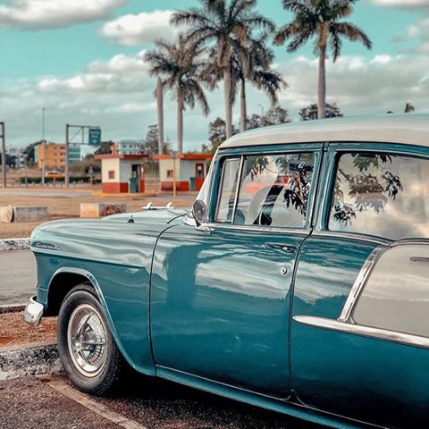 SÉJOUR À CUBA 🇨🇺
Ville mythique d'un pays figé dans les années 50, La Havane a tout pour séduire 😍 Des bâtiments coloniaux colorés, des vieilles voitures américaines, de la musique et des habitants chaleureux ☀️📸
👉🏼 Notre conseil : aller au Café Cantante Mi Habana pour danser la salsa et siroter un mojito 🍹💃🏽
.
.
.
Photo : @carolii.ne 
#lineavoyages #cuba #havana #havane #habana #habanavieja #visitcuba #mojito #salsa #vacances #voyage #trip #travel #traveler #traveltheglobe #traveltheworld #traveladdict #discover #discovery #wanderlust #landscape #aroundtheworld #aroundtheglobe #photooftheday