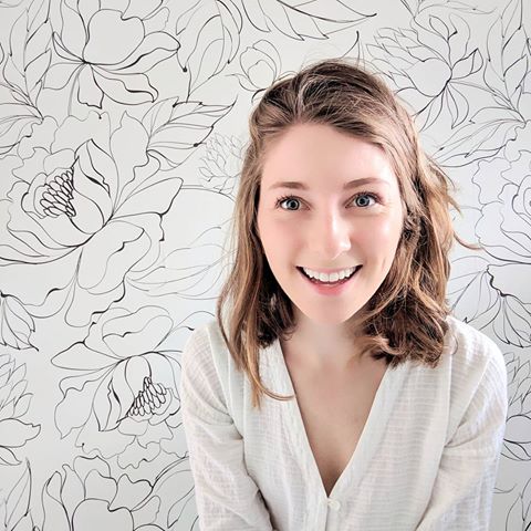 I haven't shown my face around here in a while, but I honestly can't stop taking selfies in front of my new @loomwell wallpaper (in the Elizabeth pattern!!) I'M OBSESSED!!!! And seriously can't get over how simple the installation went. I did it all by myself in just about an hour! .
.
.
Also using this rare selfie as a chance to introduce myself if you're new here! ✨ I'm Grace, Lead Creative for @vallureagency in the daytime, and wannabe interior designer in my free time.
✨I'm an identical twin. She lives in Spain and I'm headed on vacation TOMORROW to visit her! And bonus fun fact is that we were born on the same day as my oldest sisters birthday. We are exactly 3 years apart. ✨My husband and I made up our last name. His name was van Voorhis, and mine was Meurer, so we did a fun little mashup to get van Meurer. ✨My husband and I met in college. We were both on the cross country and track team at the University of Wisconsin. We used to run about 10 miles every day and now my body just hurts to think about that. ✨Want to know anything else? Just ask! I'm an open book! .
.
.
#loveloomwell #wallpaper #bathroomdesign #bathroomselfie #texasblogger #houstonblogger #diyblogger #sodomino #livesimply #thatsdarling #apartmenttherapy #dslooking #mydomaine #homesohard #hometohave #buildlikeagirl #casualliving #bhghome #showmeyourstyled #currenthomeview #bohemiandecor #blackandwhitedecor #myhygeehome #mixerofstyles #makehomebeautiful #pocketofmyhome