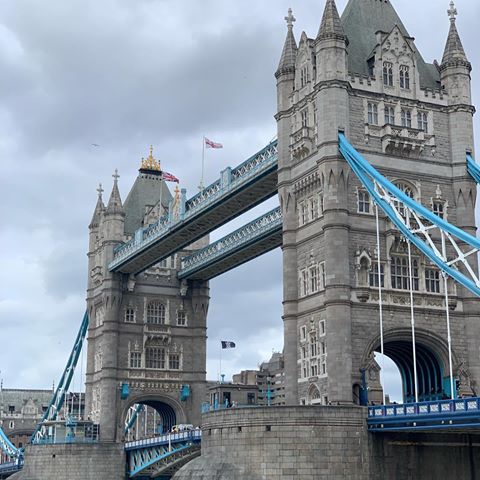 A quick day in the city and the weekend is already over.🇬🇧
#bringonmonday #backtoschool  #towerbridge #london #nofilter #saturday #throwback #dayout #shortnsweet #visit #cloudy #gloomyday #spring #iphonexsmax #photography #mymoments #travels #explorer #england #bridges #tourists #busy #find #love #takingawalk #bestpeople