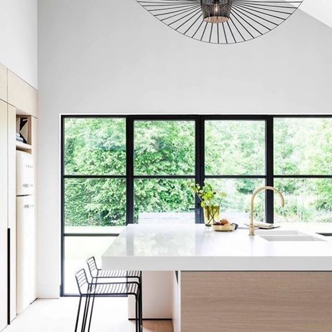I don’t know if it’s just me, but this pendant light is giving me major #kentuckyderby vibes, and I’m all about it!!
Just give me a huge fabulous hat, a piscine, and I’m there!
🥂👒
Kitchen designed by the talented @juma_architects and photographed by @annick_vernimmen_photography
P.s. A piscine is a huge glass of champagne with a huge ice cube... the way the French drink their champagne ...because it can never be too cold, right?
#themoreyouknow Happy Sunday!