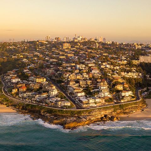 Whether you’re in the city or at the beach this weekend I hope it’s a good one 🤙🏻. Not many weekends left in this wonderful city before we hit the road!! #Sydney #brontebeach #tamaramabeach #sydfromabove #australia