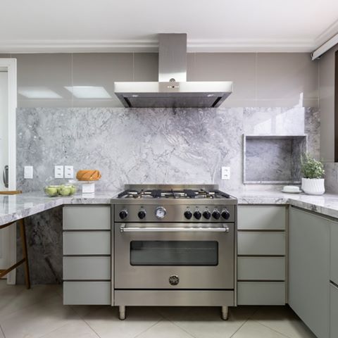 Totalmente In Love ♥ .
Projeto @paulablayaarquitetura
Foto @donadussi . ⠀
#paulablayaarquitetura ⠀
#instadecor ⠀
#instaarch ⠀
#archilovers ⠀
#picoftheday ⠀
#instaarq ⠀
#interiordesign ⠀
#homedecor ⠀
#decor ⠀
#decorlovers ⠀
#homelovers ⠀
#kitchen ⠀⠀⠀⠀
#coolarchitecture #inspiração #stylish #cozinha 
#cucina #grey 
#kitchen ⠀⠀
#kitchendesign #grupojsmais⠀