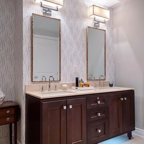 Beautiful and easy to live with, the Wavelength Aegean wallpaper by Sarah Richardson creates a lovely sense of movement in this bathroom by @katieswallpaper