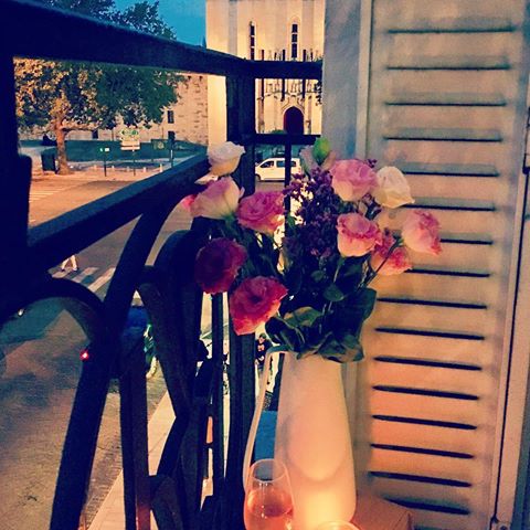 Apaisement ... •
•
#evening #paris #vincennes #vincennesmaville #flowers #wine #candles #atmosphere #timeout #peace #frommywindow #castle #chateaudevincennes #deco #beautiful #lights #cosy #crepuscule #urban #paris #париж #still_life_mood #moody_arts #raw_moody #moodmagic #floralstories #simply_flowers @vincennesmaville