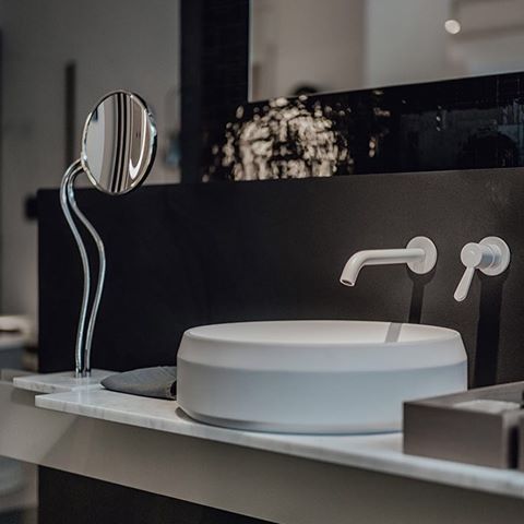 Here are some tips to furnish your bathroom at best! https://en.italyclassico.it/article/2442.html
#mobili #lusso #mobililusso #design #designtips #consiglididesign #instadesign #homedesign #agape #bathroom #bathtub #bathroomdesign #bathroominnovation #ecommerce #onlineshopping #casaitaliana