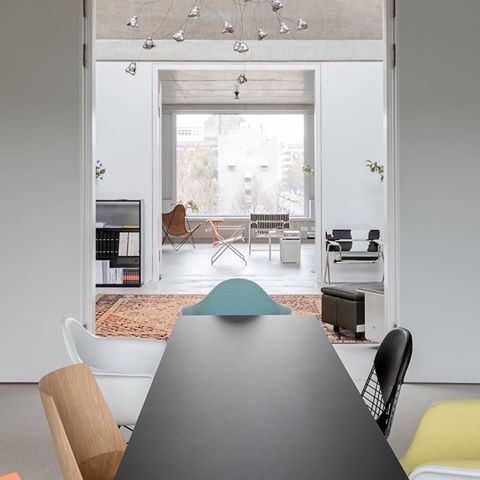Tomorrow’s world of work: The New Work experts of @designfunktion and German magazine @ARCH+ create an Office Home in Berlin. .
#designfunktion #newwork #multispace #archplus #architecture #interior #interiordesign #design #architects #hicklvesting