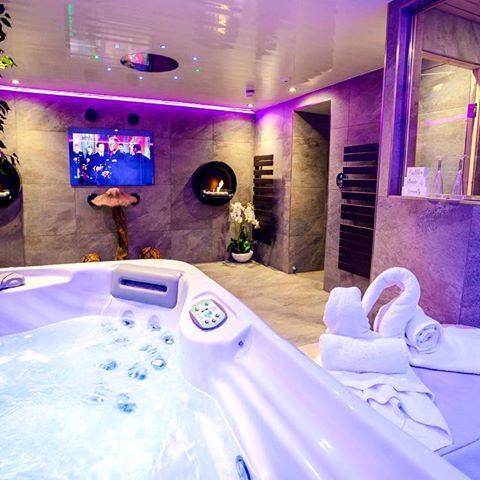💗Just a little bit OBSESSED with our Gorgeous WINDERMERE & BOWNESS SPA SUITES 💗
•
Both Suites Feature A PRIVATE Cinema Room, Indoor Hot Tub & A Swedish Sauna! Head to our website for more photos & full Suite descriptions!
•
#AphroditesHotel #SpaSuites #WindermereSpaSuite #BownessSpaSuite #LakeDistrict #BownessOnWindermere