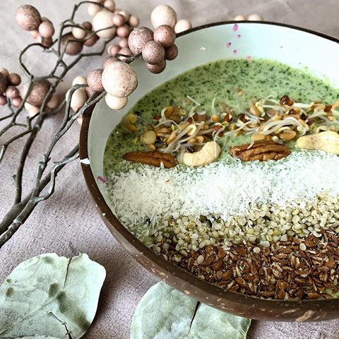 Eat your greens 🥬 
#plantbased #vegan #goodvibes #smoothie #smoothiebowl #love #tasty #tastyfood #inspiration #greens #plants #happy #healthyfood #health #nuts #hempseeds #german #russian