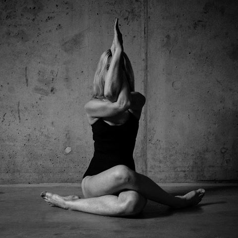 Love your whole story, even if ur hasn’t been the perfect fairy tale! 🖤 #yoga #yogaGirl #yogainspiration #yogapose #yogachallenge #fitnessmotivation #fit #fitness #fitnessgirl #motivation #inspiration #happiness #passion #love #daily #smile #progress #determination #photography #bw #blackandwhite #instayoga #nudeyoga #instayogafam #asics #instayogini #instayogini #warsaw #warszawa