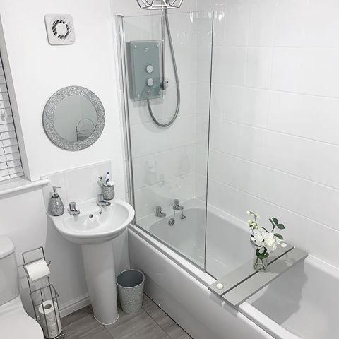 Anyone else have a lovely main bathroom but never use it?! I tend to use my little en-suite most of the time! At least this one is kept clean and shiny for guests ✨ . .
Tap for detail 💕 . .
#homecomfortsloop #lovemypersimmonhome #homedecor #interiordesign #design #home #interior #decor #homedesign #decoration  #furniture #homesweethome #instagood #handmade #homedecoration #love #photography #photooftheday #style #interiors #diy #inspiration #artist #interiordecor #designer #light #instagood #persimmonroseberry  #newbuild #persimmonhomes