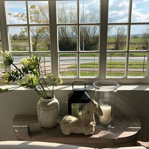 Console table love 💘 We spotted this gorgeous little set up in @neptune_chester and we really want this console table for the hallway with a gorgeous statement mirror above 🤩 I think it’s called the Blenheim but don’t quote me! If only our house had views like this 😻
.
.
.
#neptune #neptunehome #neptunestyling #instahome #instahouse #homeaccount #interiordesign #interior2you #homeinspo4you #interiorstyling #newbuild #firsthome #hallway #consoletable #consolestyling #hallwaydecor #horse #flowers #views #firsttimebuyers #neutralhome #chichome #luxuryhome #ukhome