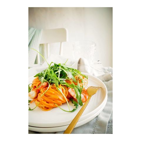 Comfy + yumminess + easy peasy= deze pasta met kreeftensaus en scampi’s 
Nog altijd één van de populairste recepten op de blog en ik begrijp maar al te goed waarom 😁. Een gewoon simpel smaakvol pastatje, klaar in no-time, amper werk en super lekker. What do you need more?
Het receptje kan je dus op de blog vinden 😉 (link in bio)
🌸🌸🌸🌸🌸
#pasta #yum #comfortfood #delicious #cooking #lobster #shrimp #recipe #easyrecipes #instafood #foodstagram #food #foodie #goodfood #wewv #watetenwevandaag #lekker #eten #eat #feedfeed #foodblogfeed #foodphoto #top_food_of_instagram