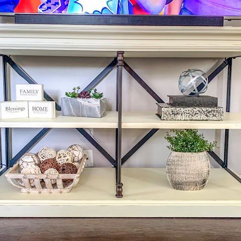 Sunday’s are for Relaxing!! ☀️
.
.
.
.
Finished decorating my #RestorationHardware Cornice Console Table. This thing is a Beaut! By far my most favorite piece of furniture in the house right now. 🏡