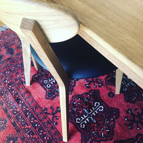 | Mattan blev perfekt under matsalsbordet 😍 | #interiordesign #ekmöbler #skinn #hus #inredningsinspo #livingroom #skönahem #vardagsrum #helg #söndag