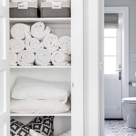#theartoftidyingup 👉🏼 Rolling towels is the new way to organize your linen closet to save space and visibly see everything in your closet. Have you adopted the rolling method or do you fold the standard way? Comment below 👇🏽 photo @chadmellon