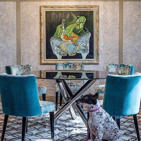 “Velvet immediately adds a sense of luxury to a space. It brings warmth and softness which can make a room feel welcoming.” - Nikki Hunt
Thrilled to have this gorgeous dining room featured in @houzz Head over to the link in bio for more tips on having velvet in your home!