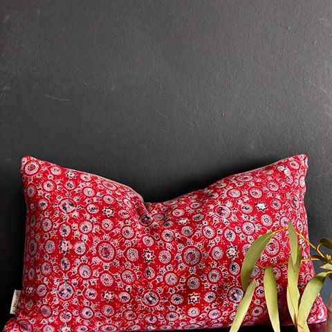 💙💙Some fabulous vintage indigo block printed fabric remade into cushions.
#indigodye #ecohome #vintage #vintagefabric #vintagehome #interiordesign #mystylishspace #styleithappy #myhomevibe #jungalowstyle #howihue #currentdesignsitutaion #ecohome #ecostyle #upcyle #greenliving #plasticfree #vegan #sustainableliving #homewares #mumpreneur #smallbusiness #instahome #vintagefashion #authentic #cornersofmyhome #livesimply #reuse #boho #ethical