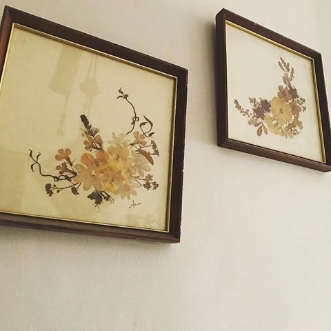 Little flowers on the side in these frames give a very retro feel to the house; which is exactly what we're going for.  #interiordesign #interiorstyling  #interiordesign  #interiores  #interiør  #interior_and_living #homes #homegoods #homegoodshappy  #diyhacks  #diycrafts  #diyhomedecor #diyer  #diydecor #niftyfifty  #buzzfeedtravel #bedbathandbeyond #kirklands #crateandbarrel #ikea #amazonhome #Zarahome 
#khaadihome
 #sapphirehome #gulahmedhome #thelinencompany #crescenthome #chenone #araish
Product code: 126
Size: 5x5
Price: 1000/piece