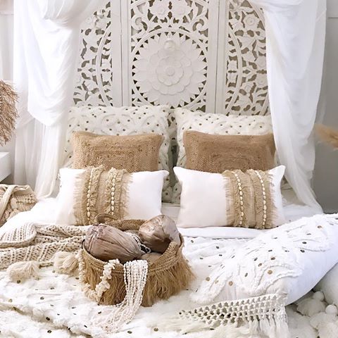 AUTUMN VIBES 🍂🍁
Crushing over these textures and natural earthy tones aren't they just divine ✨😍✨
Can't believe it's Wednesday already.. Happy Hump Day!!
.
.
#texture #neutrals #cushioncrush #neverenoughcushions #textureheaven #autumnvibes #autumntones #boholuxe #bohemiandecor #boholiving #bohobedroom #bedroomdecor #islandvibes #islanddecor #bohostyle #mystyle #autumnvibes #tassels #mybedroomgoals #bohoheaven #designyourspaces #interior4inspo #raffia #naturaldecor #earthy #earthytones #bohovibes