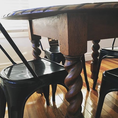 Our new dining table 😍 how cool is the detail? ..
..
#brisbaneantiques #diningroom #oakfurniture #queenslanderrenovation #brisbanerenovation #interiordecorating