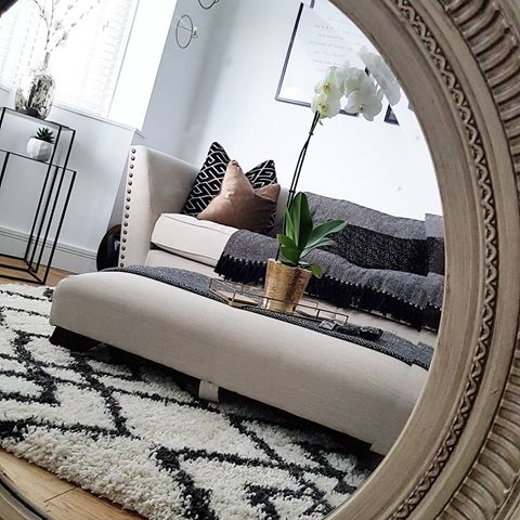 Morning everyone, Thankyou to those of you that voted for me to keep this mirror. It really is Stunning has loads of character but we are thinking about painting it black or a gold. Happy Friday it's finally the weekend 🙌
.
.
.
.
.
.
.
#loungemirror #lounge #loungeinterior #livingroominterior #livingroomideas #love #interior #interiordesign #interiordesigner #interiordetails #interiordesigninspiration #interiorstyling #interiorlove #interiorwarrior #interiorforall #interior_delux #interiorblogger #interiorgoals #interior_design #scandinavianstyle #scandinaviandesign #scandi #home2inspire #homeimprovements #homestyling