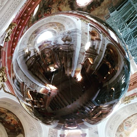 #Wiedeń #kościół #kulia wisi w powietrzu #widok ##Austria #Вена #костел #шар произвольно висит в воздухе в центре храма #Австрия
