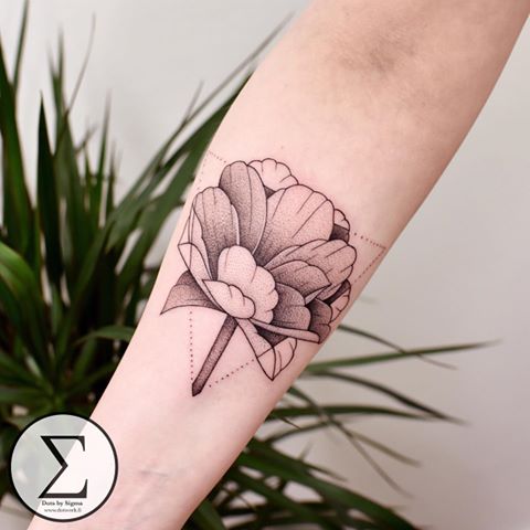 Peony for Aino - This was her first tattoo ever and she took it like a champ. Thanks Aino for being so patient with the whole project and congrats on your first tattoo! 🙌