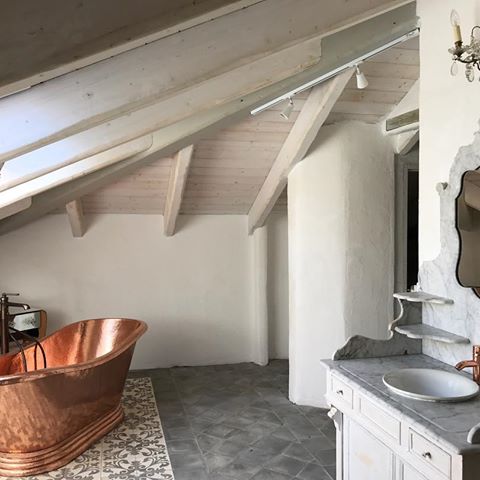 Dreaming ... #bathtub #relaxation #retreat #traditional #architecture #modern #comfort #Corsica