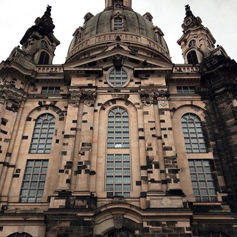 Дрезден с его многовековой, но по итогу мрачной историей 💔
Можете поверить, что эти здания построены после второй мировой? Их прототипы были уничтожены английской армией.
От зданий осталась лишь малая часть камней, которые можно отличить по цвету.