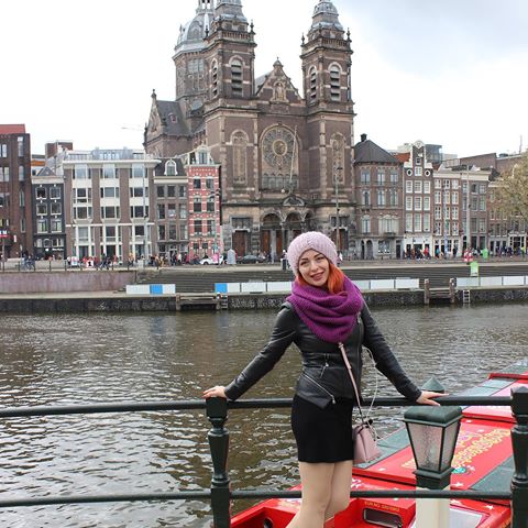 #амстердам Нидерланды 🇳🇱
Вот 👇🏻строки которые очень точно описывают Амстердам 😉
 Он не чета столичным городам -  Сладчайше-неприличный Амстердам.  О весело снующие народы  В приплясах распоясанной свободы)) О стройно-шоколадные фасады -  Украшенные кремами громады.  И сладострастья тёмная вода,  Текущая каналами стыда 😏
❤️Очень своеобразный город 🌃 есть желание вернуться ещё раз❤️
#thisismylife🎉❤️