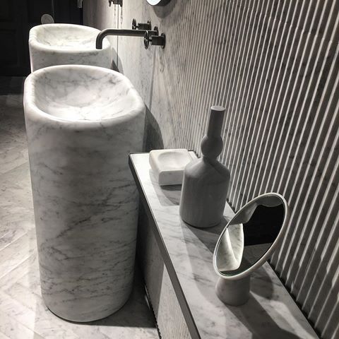 Sunday mood. So pure, graphic and elegant. I can get lost in those marble perfections Salvatori. Love it.
.
.
.
.
.
#design #salvatori #marble #bathroom #marblebathroom #milano #interiors #picoftheday #ruemonsieurparis #parisian #architecture #architect #homedesign #interiordesign #artisan #handmade #bespoke #dreamhome #luxurydesign #instagood #instalike #designporn #interiorporn #salonedelmobile2019 #salonedelmobile