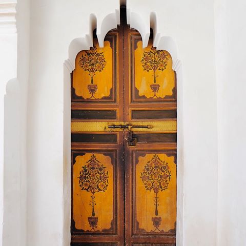 El verano es una puerta bonita pero siempre está cerrada.
.
.
.
#chejoenmarrakech #marrakech #palaisbahia #visitmarrakech #visitmorocco #moroccotravel #chejoenmarrakech #marrakesh #mytinyatlas #travelgram #neverstopexploring #marruecos #blue #greenlove #green #riadmarrakech #doors #doorlove #puertasdemadera #puertas