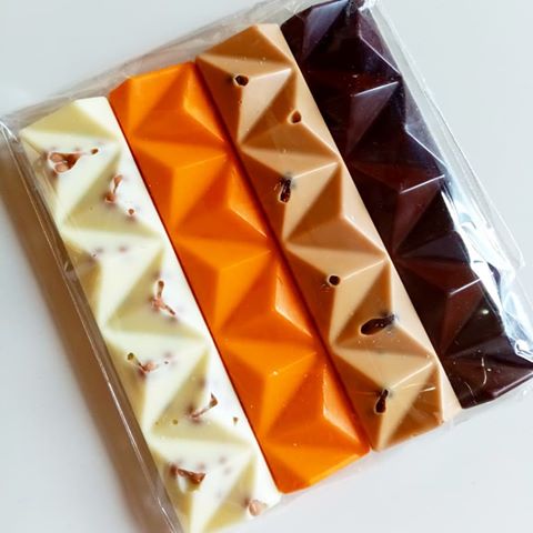 Аппетитные наборы из разного шоколада и добавок. Для людей,которые всегда хотят "все и сразу" Белый, апельсиновый, карамельный и черный бельгийский шоколад #callebaut 💲Набор - 135грн. 📌Вес-120г #наборшоколадоккиев #шоколадбигфуд #конфетыбигфуд #наборыбигфуд #шоколадныйподароккиев #шоколадилюбовь #лето2019 #отдых2019 #киев2019