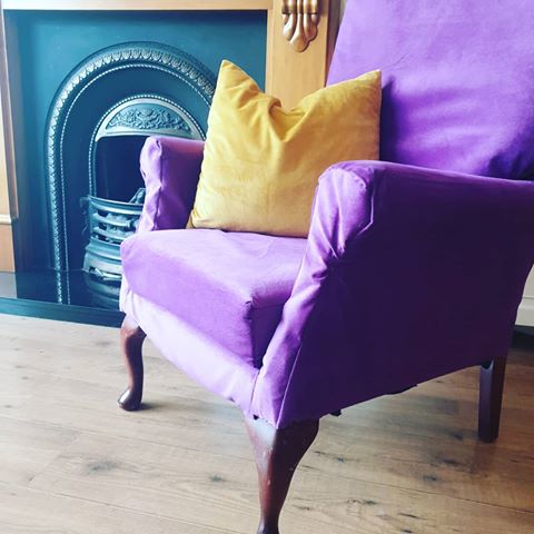 #myhousethismonth Day 28. Sofa time.
I'm aware I'm bending the rules but my DIY upholstered chair is my new favourite thing in the lounge 😍😍😍
#diy #diyhomedecor #homeremodel #homerenovation #renovation #councilhouse #renovationproject #leighonsea #leighonseaessex #lounge #loungedecoration #loungedecor #armchair #diyupholstery #instainterior #instadesign #instahome #instalounge #fireplace #fireplacedecor 
@myhousethismonth @littlehouseinlondon @__itslucy__