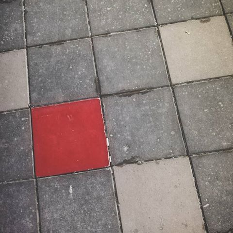 Та деталь, что выделяется везде.
•
•
•
#Photo_Johnny #Moscow #red #detail #floor #street #city #square #lines #Москва #красный #деталь #пол #улица #город #квадраты #линии #мисис #выделяется
