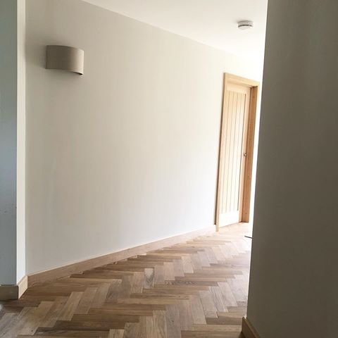 We have now finished the architrave and skirting in the hallway it just needs oiling, I can’t believe how much it makes a difference and really finishes off the flooring 🙌🏽
Happy Friday All !
.
.
.
#barnconversion #bungalow #selfbuild #buildingthedream #countryliving #homedecor #homedecoration #countrydecor #interior4all #rustic #interior #countrylife #interiorinspo #instahome #interior123 #dreamhome #countryside 
#countrysideliving #cosyhome #myhomevibe #myinteriorvibe #hallwaydecor