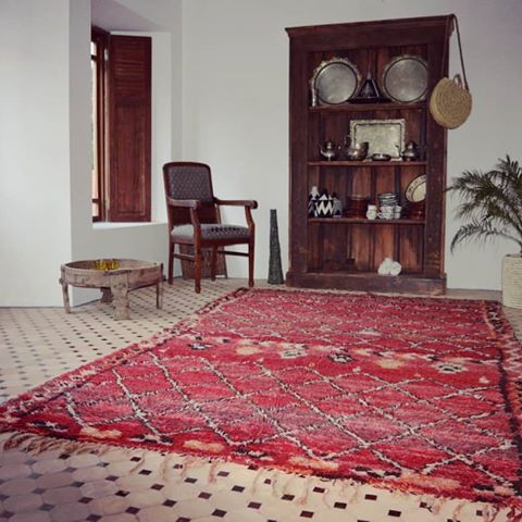 A vintage Mrirt carpet with a more unusual composition. Knotted with slight lofty pile in a palette of abrashed crimson red and a hint of pale purple and coral. A separated network of female lozenges is layered across the field in contrasting ivory and charcoal. With a generous width measuring 330 x 192 cm. #mrirt #berberart #find#moroccanrugs #interior #interiordecorating #interiordesign #interiores #homedecor #bohemiandecor #bohemianhome #bohemianmodern #bohointeriors #bohodecor #boho #moroccanstyle #vintage #interieur #interiorstyling #modernliving
