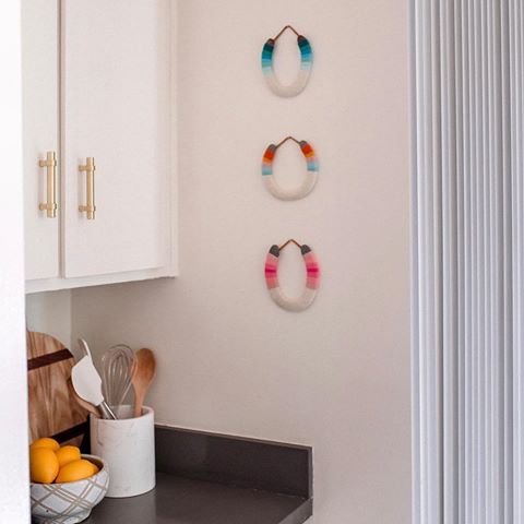 As I am decorating my apartment, I have been trying to incorporate unique items from local artists like these colorful horseshoes from @marleyandalfie! They were the perfect touch to my coffee corner. The full kitchen post will be live tomorrow!