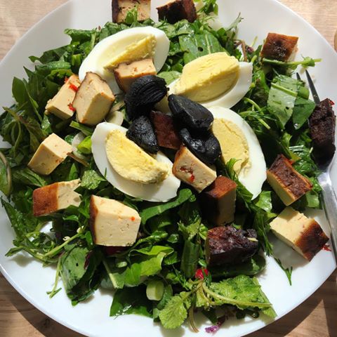 Warum auch immer, aber in der letzten Zeit übertreibe ich es wieder mit den Süßigkeiten. 
Das tut mir nicht gut, aber es fällt schwer damit aufzuhören. 
Ich brauche detox und fange den heutigen Tag mit einem Salat an. 
Und es schmeckt noch besser  als es aussieht. 
#salat #detox #detoxyourlife #чёрныйчеснок #blackgarlic #garlic #knoblauch #peace #frühstück #sonntag #sunday #салаты #здоровье #здоровоепитание #берлин #greenfood #vegetarisch #changemylife #changeme #veränderung #ziele #gesundheit #mentalegesundheit #gedanken #gedankentanken #kochen #essen #еда #домашниерецепты