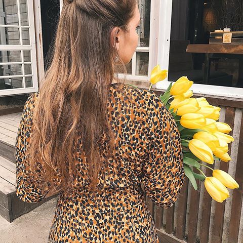 Вкусно в @syrovarnya_vlasenko 💛 
#russiangirlsgram #foodporn #girls #flowers #rostovondon #tulips #look #mood #totallook #hair