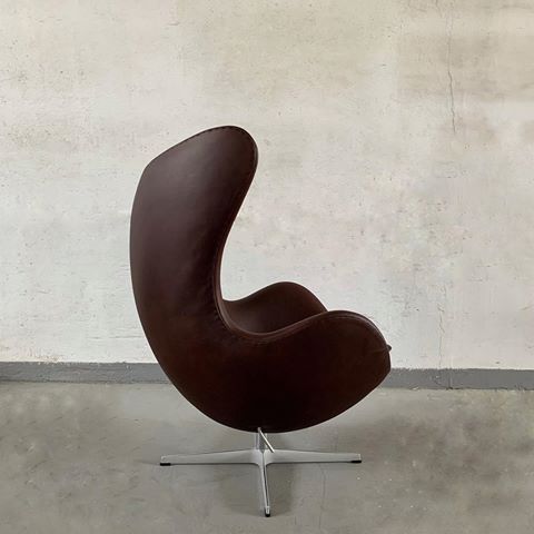 Spamming with another picture of Arne Jacobsen egg chair, this and the previous posted are both for sale. Upholstered in aniline leather.
Please send DM for details #arnejacobsen #fritzhansen #vintage #art #antiques #forsale #design #danishdesign #interiors #scandinavianstyle #decoration #architects #deco #martinssons_com #midcenturymodern #北欧家具 #scandinavianmodern