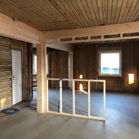 Efter mycket om och men så valde vi tillslut att sätta upp en ”halv” vägg😅. Vi tänkte att vi behöver lite fler lådor till köket samt att man kan använda den som en bardisk.😊. Tycker ni att det var en bra eller dålig idé? 👍🏻👎🏻
—————————————-
#gammalthus#oldhouse#house#houseproject#project#renovering#renovation#homerenovations#bygganytt#nytt#new#houseinspo#inspiration#homeinspo#ourhome#myhome#work#new#vägg#wall#bardisk