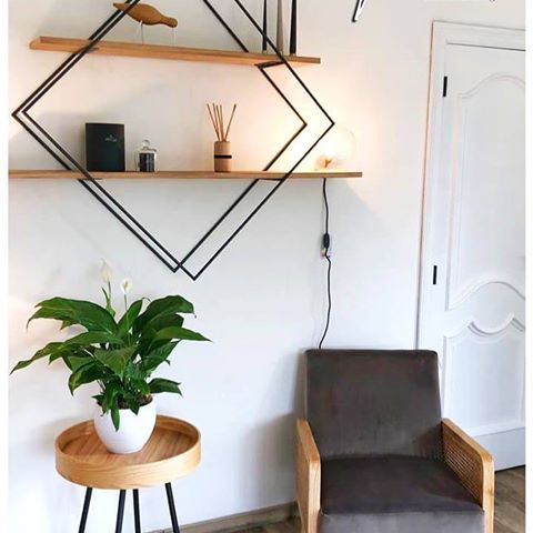 Metal & massive wood shelf. Available @deko.de.l.eau. What do you think about this pure deco ? #designfurniture #newyorkdesign #hingherindustrialdesign #design #designinterior #designinbelgium #madeinbelgium🇧🇪 #handmade #artisanat