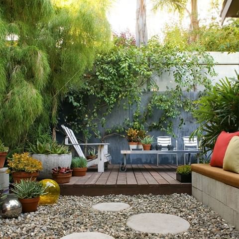 We can just hear the birds singing and the crickets chirping! This modern outdoor oasis brings a modern twist on a budget-minded design. 🌿 Inexpensive, bright decor adds splashes of color to the muted palette. And that bench off to the right? It was made using concrete blocks for only $30! Want more budget-friendly outdoor inspo like this? Link in bio! 📷: Edmund Barr | Design: @russclettadesignstudio