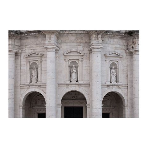 Monumentality of Lisbon
#lisbonarchitecture #classicarchitecture #portugal_photos