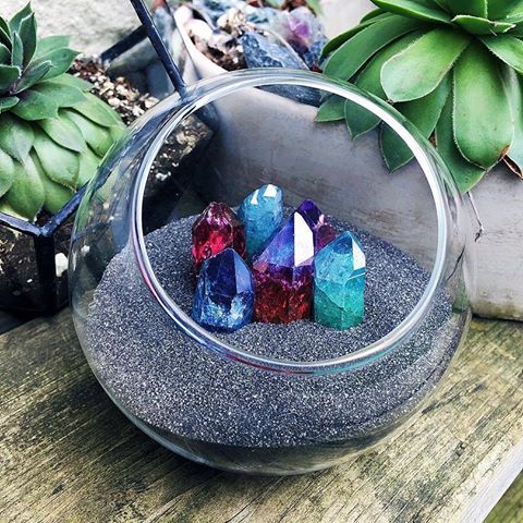 Now in stock in our shop! Find a direct link in our profile 🎉 Many different choices of sand! So far we are selling these kits with amethyst, clear quartz, aura quartz, and black tourmaline! 😍 We are happy to work with custom requests if you prefer a different crystal, or combinations of crystals! 🌈