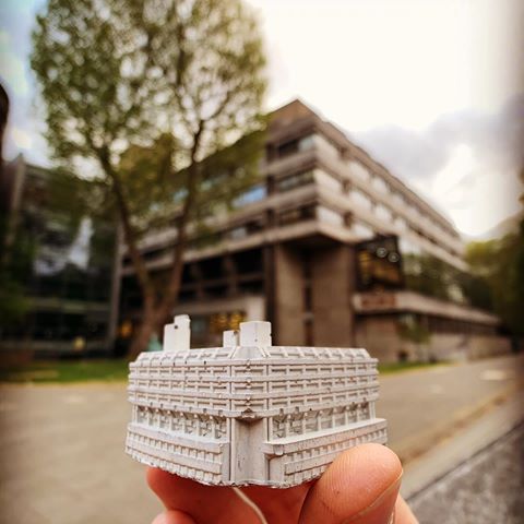 Our mini concrete SOAS library in front of the original Library block at SOAS university of London, by Denys Lasdun. Sad not to get inside, but the external detailing is exquisite enough 😍
#brutalism #brutalismo #brutalismus #concretearchitecture #raw_architecture #brutalistlondon #londonarchitecture #soas #miniconcrete #concreteart #concreteartwork #brutal_architecture #brutopolis #brutgroup #brutalistarchitecture #coolbuildings #concretearchitecture #photooftheday #sundayvibes #archilovers #archigram #archdaily #architexture #archilife #denyslasdun #modernistarchitecture